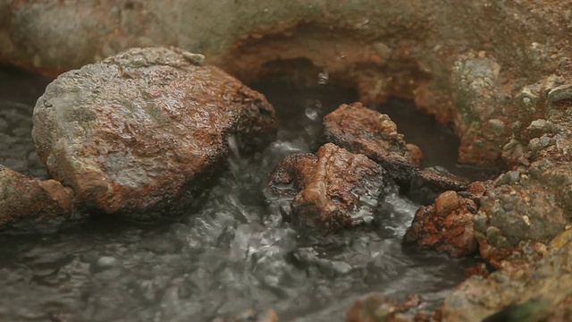 冰岛雷克雅尼斯半岛Krysuvik地热区，沸腾的水和蒸汽从地面上升视频素材