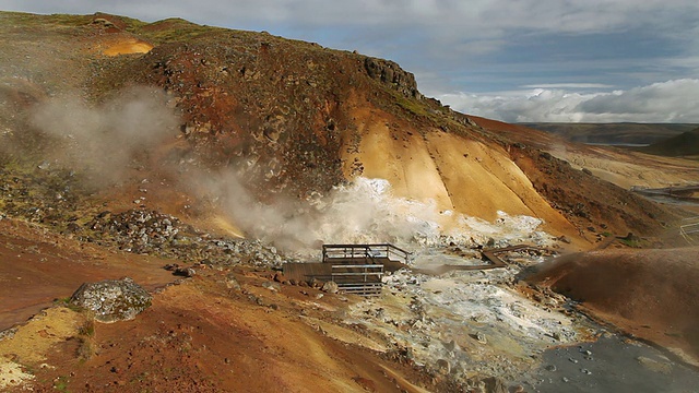 蒸汽从Krysuvik地热地区升起，木板路穿过冰岛的雷克雅斯半岛视频素材