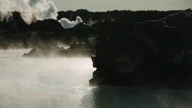 冰岛豪卡达鲁尔温泉，火山岩石喷出的蒸汽视频素材