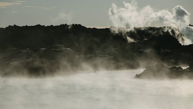 冰岛豪卡达鲁尔温泉，火山岩石喷出的蒸汽视频素材