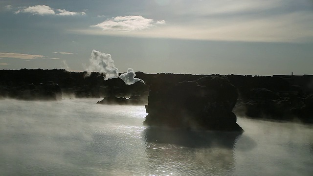 冰岛豪卡达鲁尔温泉，火山岩石喷出的蒸汽视频素材