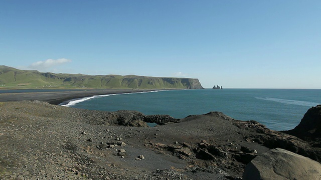 WS Reynisdrangar / VIK, Vestur-Skaftafellssysla, 冰岛的岩层视频素材