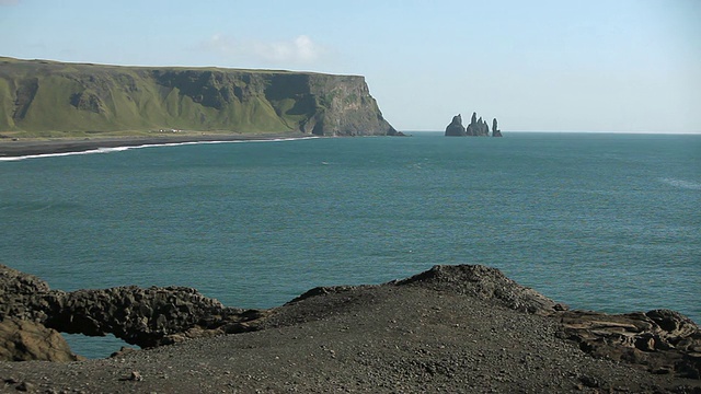 WS Reynisdrangar / VIK, Vestur-Skaftafellssysla, 冰岛的岩层视频素材