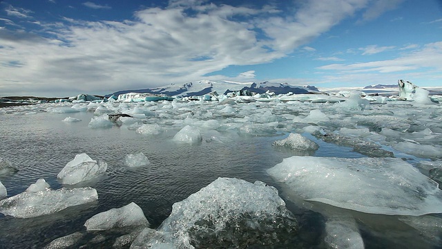 巨大的冰块和冰山漂浮在冰雪覆盖的山脉前，在Jokulsarlon冰川湖/ Skaftafell国家公园和Hofn之间，austurskaftafellssysla，冰岛视频素材