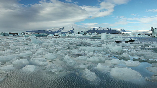 巨大的冰块和冰山漂浮在Jokulsarlon冰川泻湖/ Skaftafell国家公园和Hofn之间，austura - skaftafellssysla，冰岛视频素材