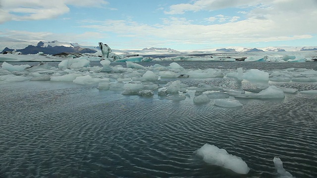 巨大的冰块和冰山漂浮在Jokulsarlon冰川泻湖/ Skaftafell国家公园和Hofn之间，austura - skaftafellssysla，冰岛视频素材