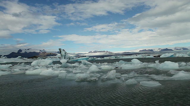 巨大的冰块和冰山漂浮在Jokulsarlon冰川泻湖/ Skaftafell国家公园和Hofn之间，austura - skaftafellssysla，冰岛视频素材