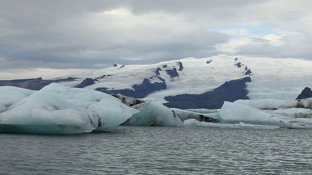 漂浮在Jokulsarlon冰川泻湖和山脉、冰山和冰川之间的冰/ Skaftafell国家公园和霍夫，奥斯特- skaftafellssysla，冰岛视频素材