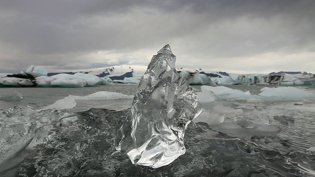 冰岛奥斯卡夫塔费尔国家公园和霍夫之间的Jokulsarlon冰川泻湖前面的更小的透明冰川冰块的顶部视频素材