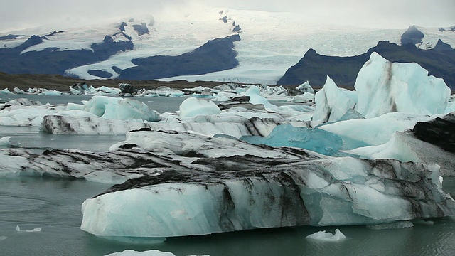 冰岛斯卡夫塔费尔国家公园和霍夫之间的Jokulsarlon冰川泻湖山脉前的冰山和冰川视频素材