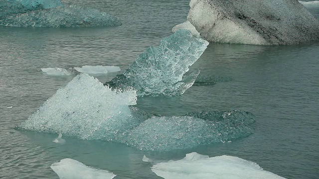 冰岛奥斯特-斯卡夫费尔斯拉的Jokulsarlon冰川泻湖/斯卡夫塔费尔国家公园和霍夫之间的冰川移动视频素材