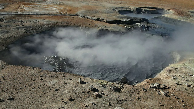 冰岛Myvatn地区Krafla / Krafla地热活动加热的沸腾和冒泡泥浆坑视频素材