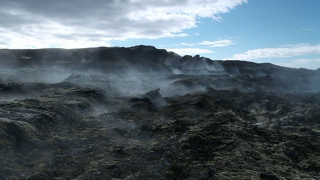 冰岛Myvatn地区leirhnjukur / Krafla的黑色火山岩，蒸汽从地面冒出来，吹过景观视频素材