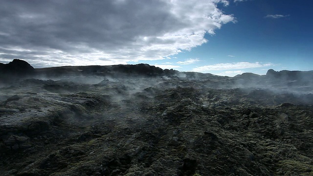 冰岛Myvatn地区leirhnjukur / Krafla的黑色火山岩，蒸汽从地面冒出来，吹过景观视频素材