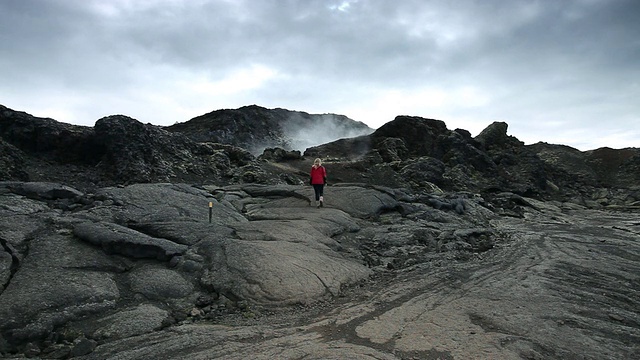 在冰岛Myvatn地区leirhnjukur / Krafla的火山岩上，蒸汽从黑色火山景观中倾泻而出视频素材