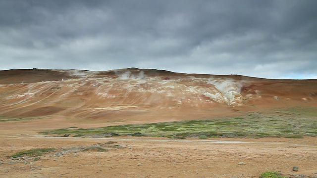 冰岛Myvatn地区leirhnjukur / Krafla喷发火山蒸汽的橙色山视频素材