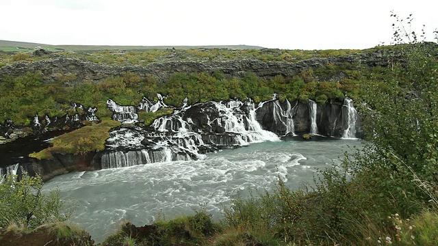 冰岛Ljosavatn县，Kalmanstunga, Hraunfossar瀑布，水流穿过火山岩视频素材