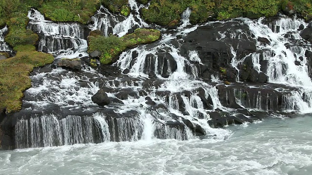 冰岛Ljosavatn县，Kalmanstunga, Hraunfossar瀑布，水流穿过火山岩视频素材