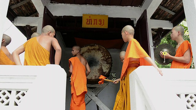 老挝琅勃拉邦，琅勃拉邦，僧侣们在寺庙里打鼓视频素材