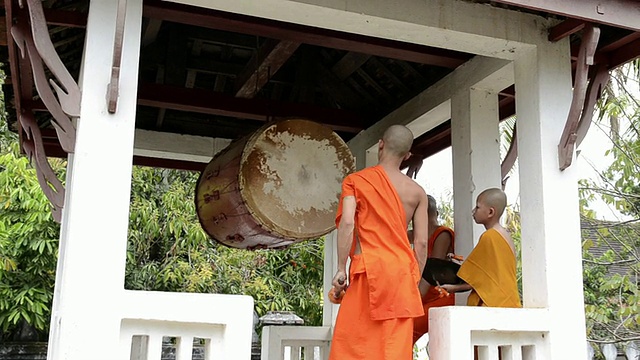 老挝琅勃拉邦，琅勃拉邦，僧侣们在寺庙里打鼓视频素材