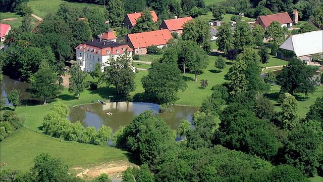 房屋的WS AERIAL DS视图/ Wohlenberger Wiek, Mecklenburg-Vorpommern，德国视频素材