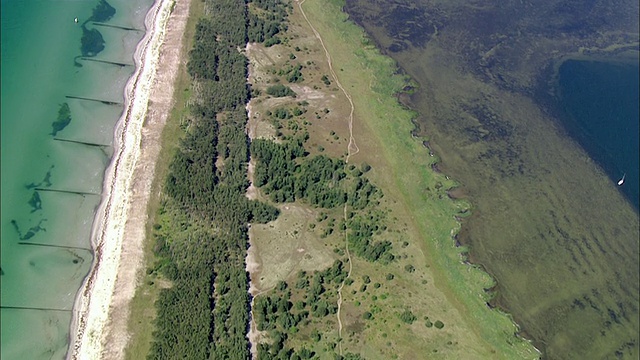 被海包围的狭窄岛屿鸟瞰图/ PrerowKirr, Mecklenburg-Vorpommern，德国视频素材