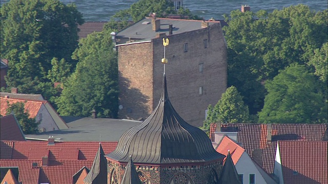 MS鸟瞰图在教堂/ Stralsund，梅克伦堡- vorpommern，德国视频素材