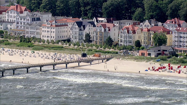 WS鸟瞰图的城市和人们享受在海滨/ Usedom，梅克伦堡- vorpommern，德国视频素材