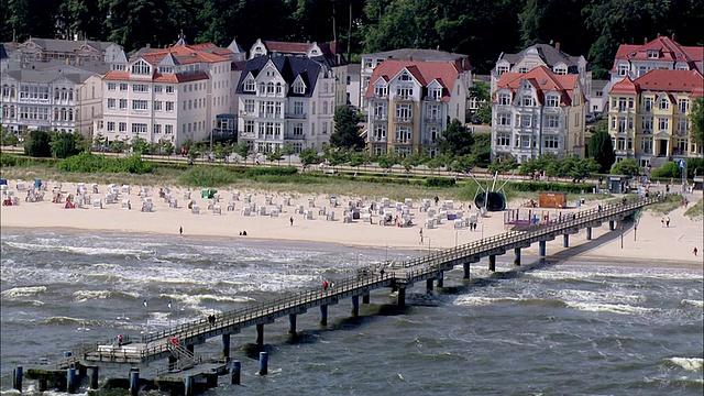 海岸和小码头的MS鸟瞰图/ Usedom，梅克伦堡- vorpommern，德国视频素材