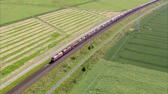 运行中的火车/兴登堡大坝，石勒苏益格-荷尔斯泰因，德国视频素材