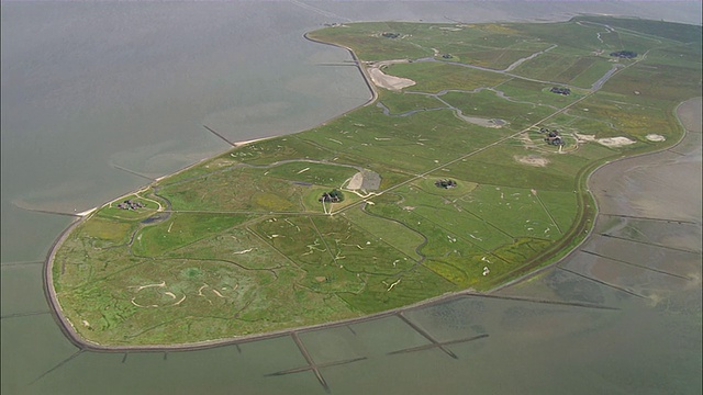 WS AERIAL DS View of sea shore / Hooge, FoehrAmrum，石勒苏益格-荷尔斯泰因，德国视频素材