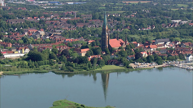 德国石勒苏益格-荷尔斯泰因州Gottorf Schlei Eckernfoerde河附近的城市鸟瞰图视频素材