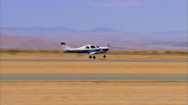 WS, TS, USA，亚利桑那州，大峡谷，Lancair Legacy在沙漠跑道上降落视频素材