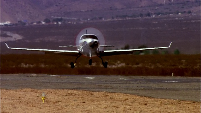 MS, CU, USA, Arizona, Grand Canyon, Lancair Legacy在沙漠跑道上降落视频素材