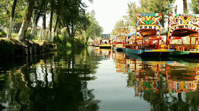 T/L, POV，水上游船，Xochimilco花园，墨西哥城，墨西哥视频素材