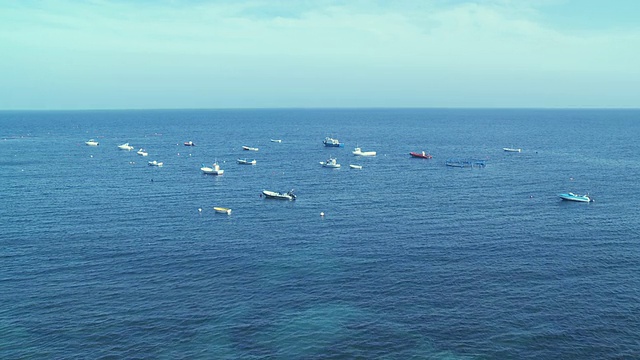 海湾和渔船的WS视图/ Cabo De Gata，安达卢西亚，西班牙视频素材