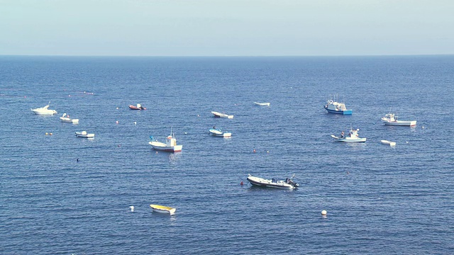 海湾和渔船的WS视图/ Cabo De Gata，安达卢西亚，西班牙视频素材