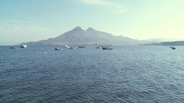 海湾和渔船的WS视图/ Cabo De Gata，安达卢西亚，西班牙视频素材