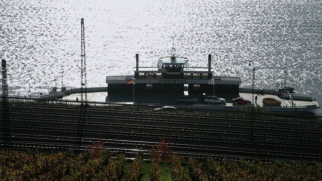 站在码头上的渡轮/ RÃ¼desheim, Hesse，德国视频素材