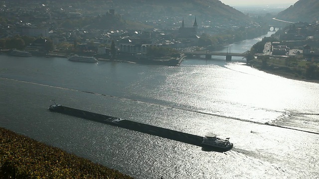 在河上航行的WS货船/ RÃ¼desheim, Hesse，德国视频素材