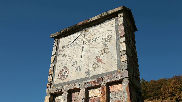 MS View of sundial in vineyard / RÃ¼desheim, Hesse，德国视频素材