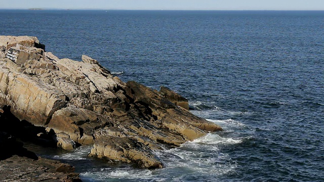 海浪轻轻拍打着岩石/波特兰，缅因州，美国视频素材