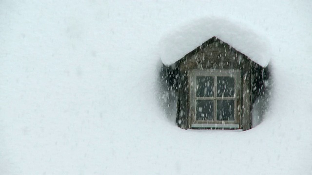 德国莱茵兰-普法尔茨Saarburg，大雪期间房屋顶部的MS Snow层视频素材