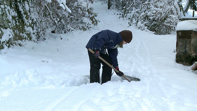 MS Girl with snow punsher / Saarburg，莱茵兰-普法尔茨，德国视频素材