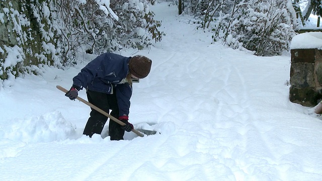 MS Girl with snow punsher / Saarburg，莱茵兰-普法尔茨，德国视频素材