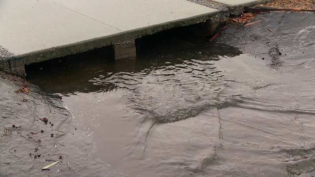 雨水流入雨水沟视频素材