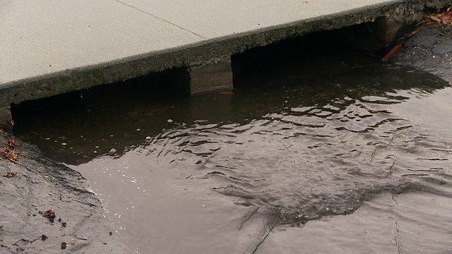 雨水流入雨水沟视频素材