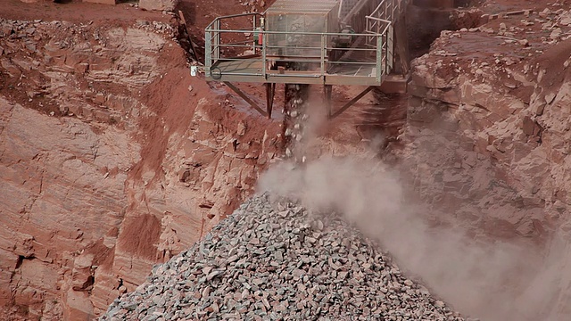 MS Stone从德国Hesse quarry / Taben-Rodt的机器中释放视频素材