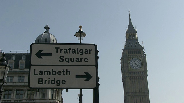 MS View of Traffic sign behind big ben tower /伦敦，英国，英国视频素材