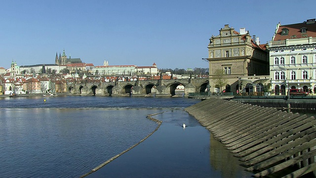 布拉格附近的伏尔塔瓦河的WS视图，Hlavni mesto Praha，捷克视频素材